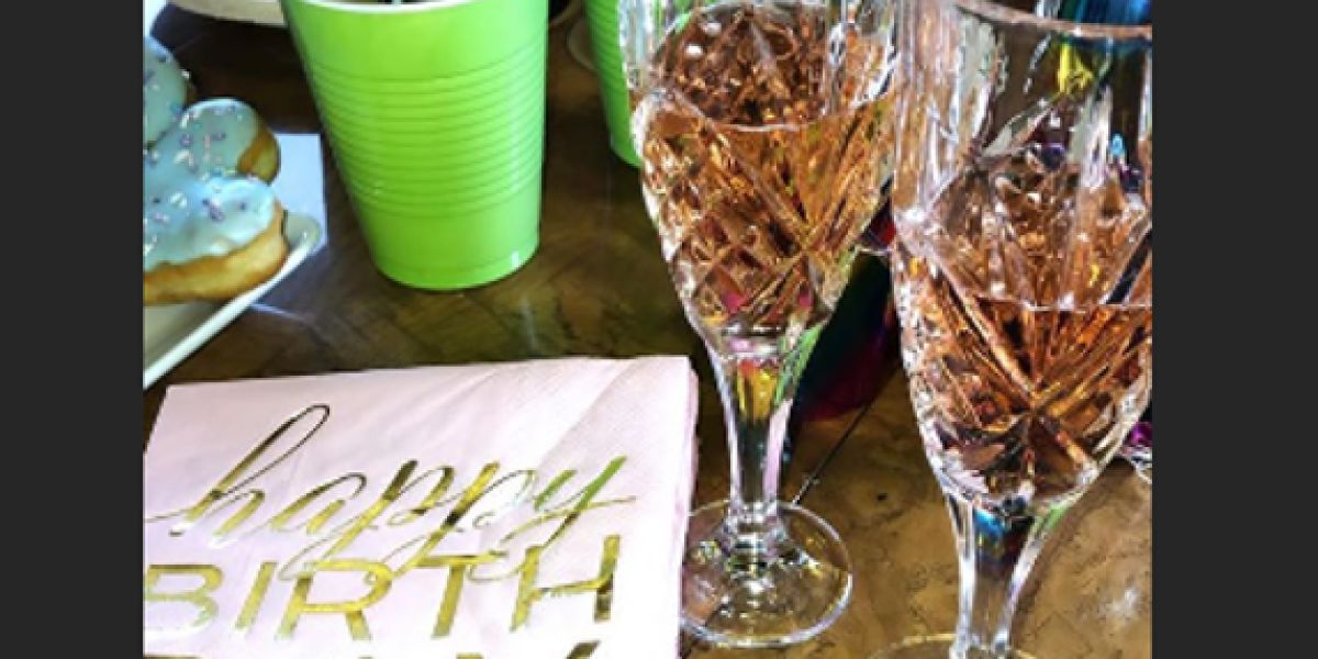 Fiesta en el jet privado de Khloé Kardashian