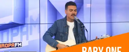 Alberto de Miss Caffeina versionando '...Baby One More Time' de Britney Spears Alberto de Miss Caffeina versionando '...Baby One More Time' de Britney Spears