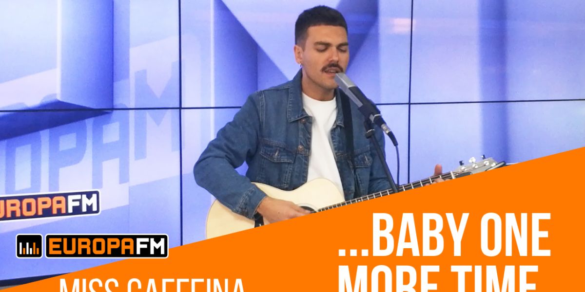 Alberto de Miss Caffeina versionando '...Baby One More Time' de Britney Spears