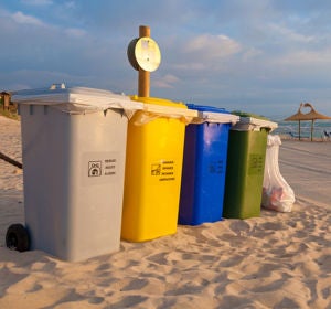 Diferentes contenedores de reciclaje en un playa de Mallorca Diferentes contenedores de reciclaje en un playa de Mallorca