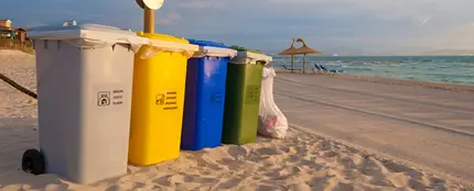 Diferentes contenedores de reciclaje en un playa de Mallorca Diferentes contenedores de reciclaje en un playa de Mallorca
