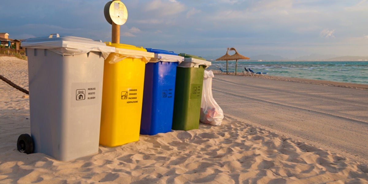 Diferentes contenedores de reciclaje en un playa de Mallorca