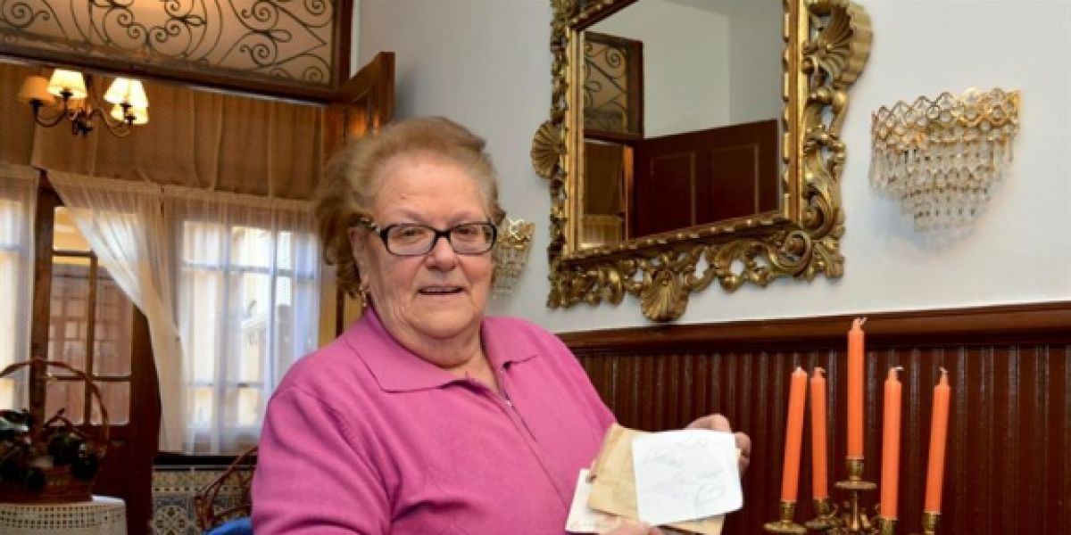 Luisa, vecina de Villarramiel, con el sobre y la nota