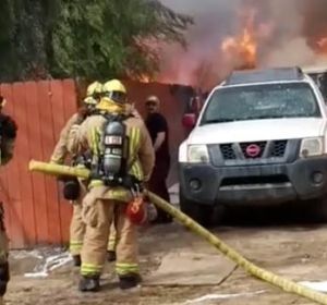 El dueño de un pitbull entra desesperado en su casa en llamas para salvar a su mascota El dueño de un pitbull entra desesperado en su casa en llamas para salvar a su mascota