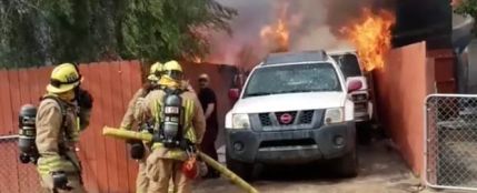 El dueño de un pitbull entra desesperado en su casa en llamas para salvar a su mascota 