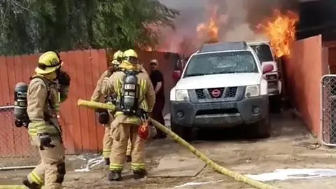 El dueño de un pitbull entra desesperado en su casa en llamas para salvar a su mascota El dueño de un pitbull entra desesperado en su casa en llamas para salvar a su mascota