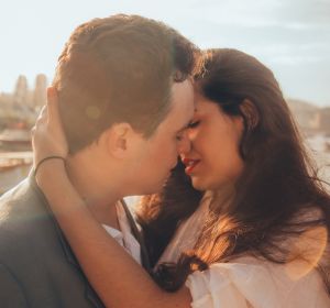 Pareja besándose Pareja besándose