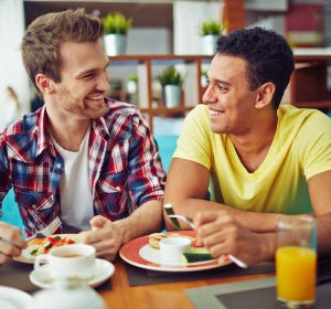 Una pareja de chicos comiendo en un restaurante Una pareja de chicos comiendo en un restaurante