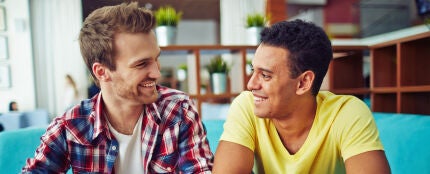 Una pareja de chicos comiendo en un restaurante