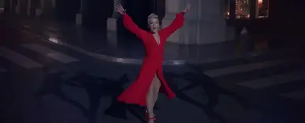 Pink en el videoclip de 'Walk Me Home' Pink en el videoclip de 'Walk Me Home'