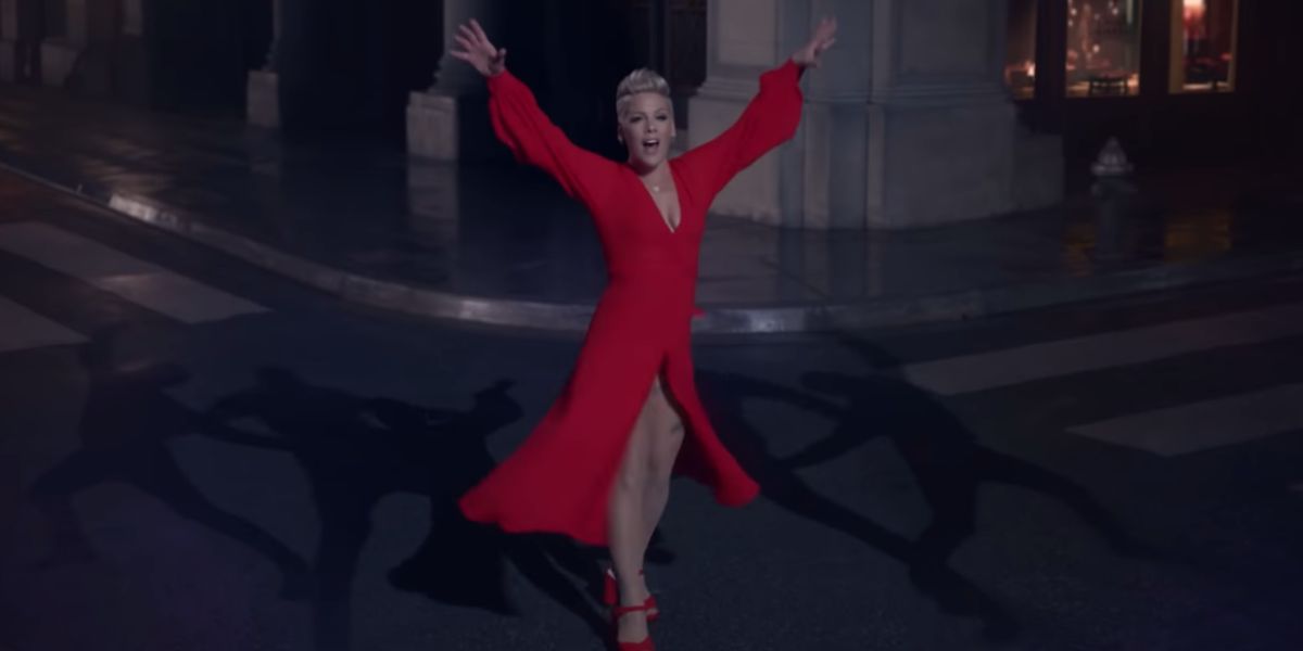 Pink en el videoclip de 'Walk Me Home'