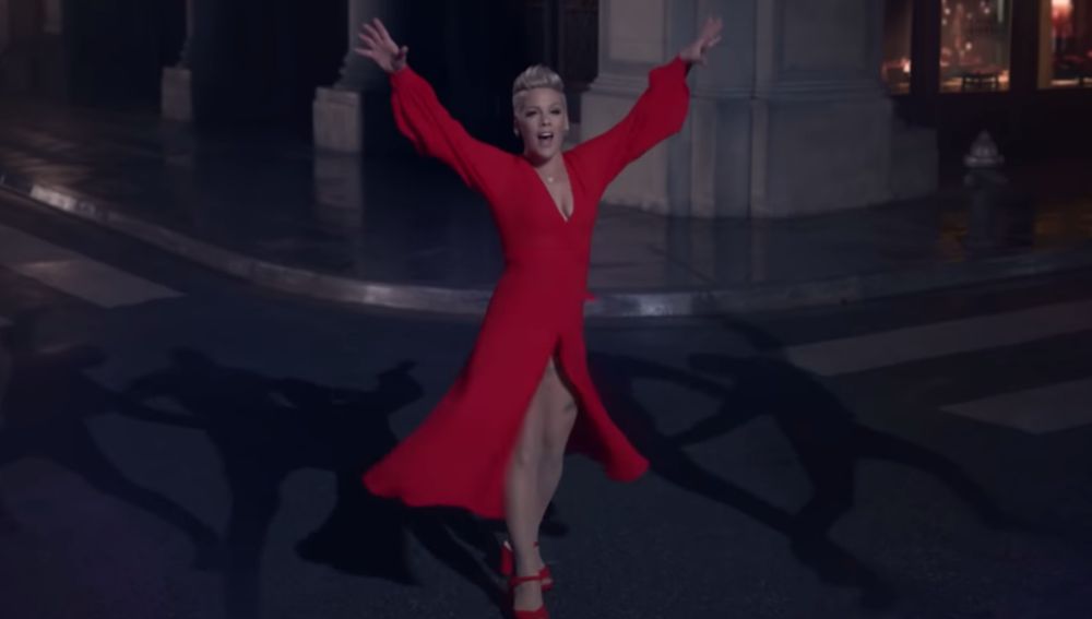 Pink en el videoclip de 'Walk Me Home'