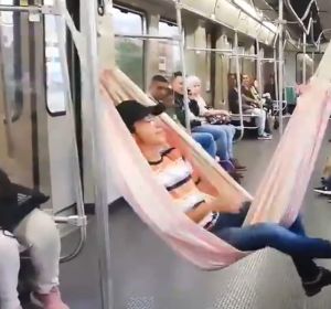 Un hombre viaja en hamaca en el metro de Medellín (Colombia) Un hombre viaja en hamaca en el metro de Medellín (Colombia)