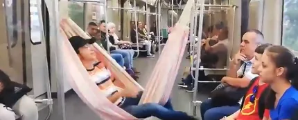 Un hombre viaja en hamaca en el metro de Medellín (Colombia) Un hombre viaja en hamaca en el metro de Medellín (Colombia)