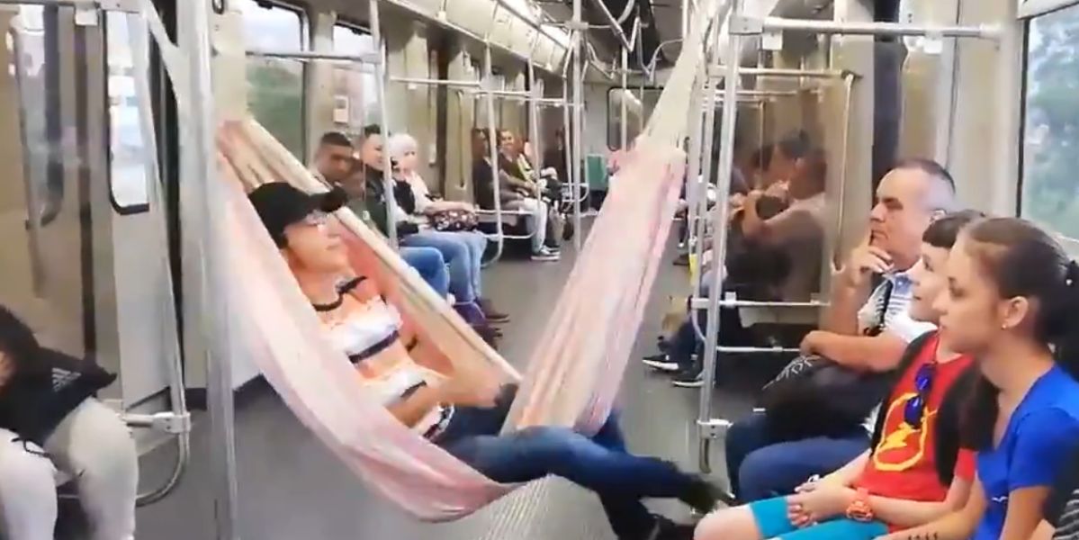 Un hombre viaja en hamaca en el metro de Medellín (Colombia)