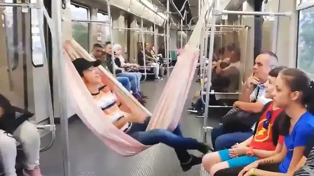 Un hombre viaja en hamaca en el metro de Medellín (Colombia)