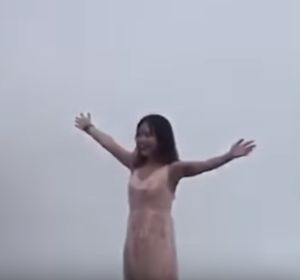 Una chica casi muere al intentar conseguir la mejor foto en Bali Una chica casi muere al intentar conseguir la mejor foto en Bali