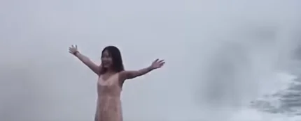 Una chica casi muere al intentar conseguir la mejor foto en Bali Una chica casi muere al intentar conseguir la mejor foto en Bali
