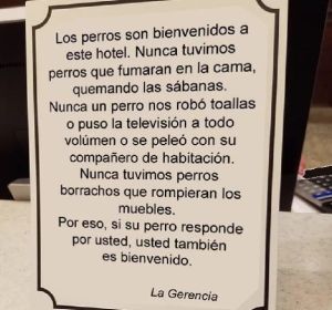 Imagen del cartel que ha puesto 'Apartamentos Monterodiles' informando de que se permiten perros Imagen del cartel que ha puesto 'Apartamentos Monterodiles' informando de que se permiten perros