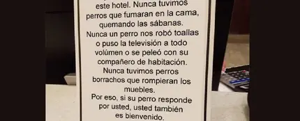 Imagen del cartel que ha puesto 'Apartamentos Monterodiles' informando de que se permiten perros Imagen del cartel que ha puesto 'Apartamentos Monterodiles' informando de que se permiten perros