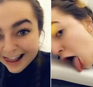 El vídeo de una chica lamiendo el wc de un avión que se ha vuelto viral El vídeo de una chica lamiendo el wc de un avión que se ha vuelto viral