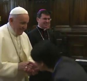 La 'cobra' del Papa a sus feligreses: así evita que le besen el anillo La 'cobra' del Papa a sus feligreses: así evita que le besen el anillo