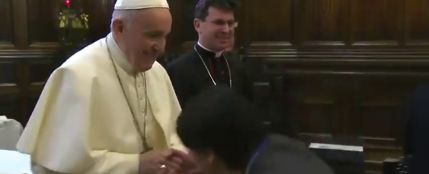 La &#39;cobra&#39; del Papa a sus feligreses: así evita que le besen el anillo