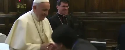 La 'cobra' del Papa a sus feligreses: así evita que le besen el anillo La 'cobra' del Papa a sus feligreses: así evita que le besen el anillo