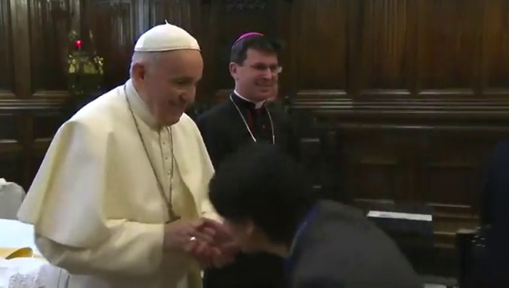 La 'cobra' del Papa a sus feligreses: así evita que le besen el anillo