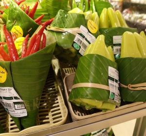 Verduras envueltas en hojas de plátano Verduras envueltas en hojas de plátano