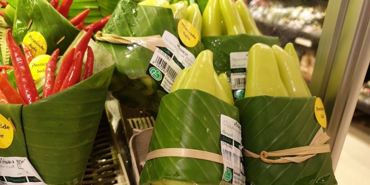 Verduras envueltas en hojas de plátano