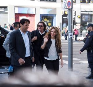 Shakira y Carlos Vives antes de entrar en el Juzgado Mercantil número 12 de Madrid. Shakira y Carlos Vives antes de entrar en el Juzgado Mercantil número 12 de Madrid.
