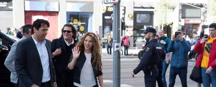 Shakira y Carlos Vives antes de entrar en el Juzgado Mercantil número 12 de Madrid. Shakira y Carlos Vives antes de entrar en el Juzgado Mercantil número 12 de Madrid.