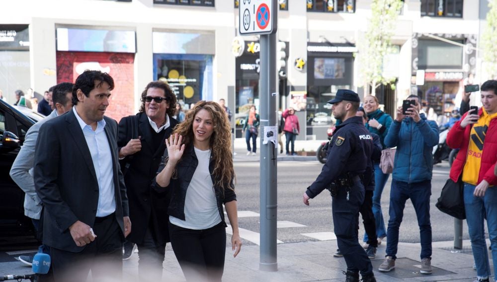 Shakira y Carlos Vives antes de entrar en el Juzgado Mercantil número 12 de Madrid.