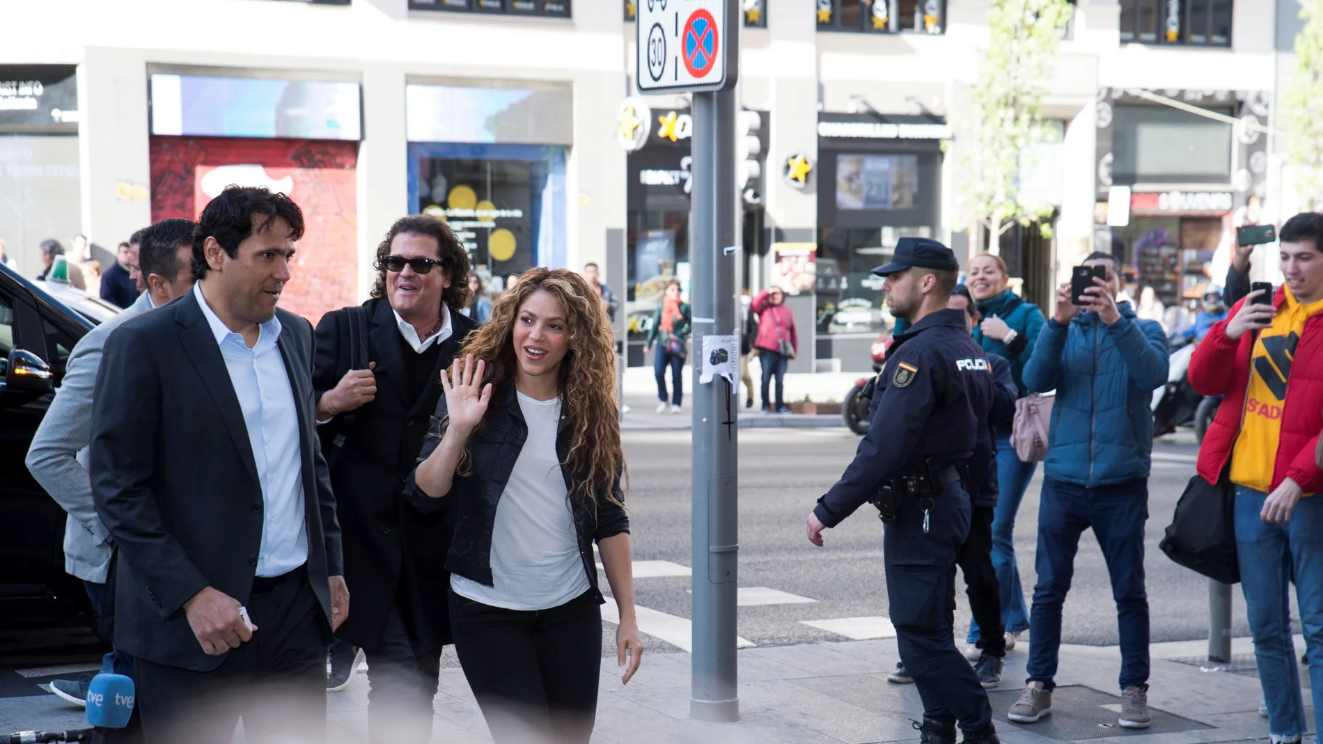 Shakira y Carlos Vives antes de entrar en el Juzgado Mercantil número 12 de Madrid. Shakira y Carlos Vives antes de entrar en el Juzgado Mercantil número 12 de Madrid.