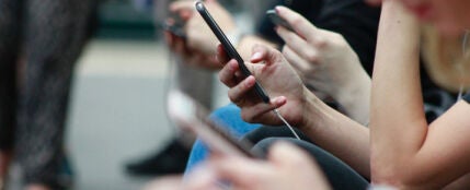 Si usas compulsivamente el movil tendras menos amigos y mas estres