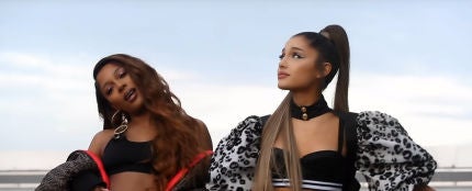 Victoria Monet y Ariana Grande en el v&iacute;deo de 'Monopoly'