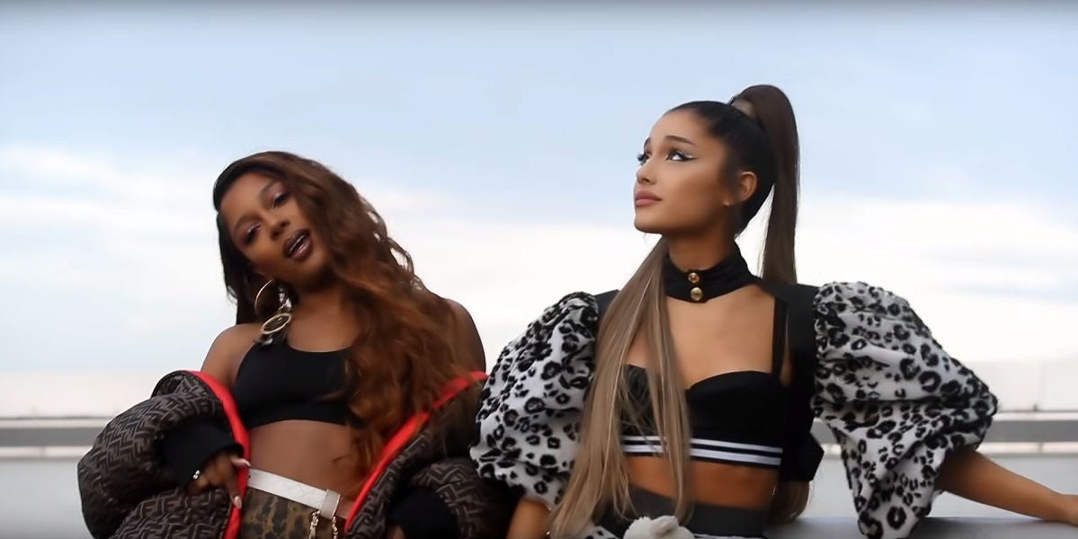 Victoria Monet y Ariana Grande en el vídeo de 'Monopoly'