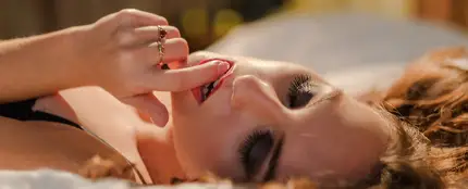 Mujer en la cama Mujer en la cama