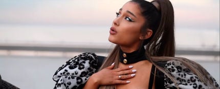 Ariana Grande en el vídeo de 'Monopoly'