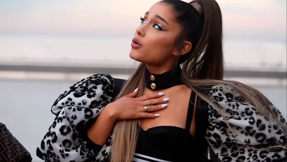 Ariana Grande en el vídeo de 'Monopoly'