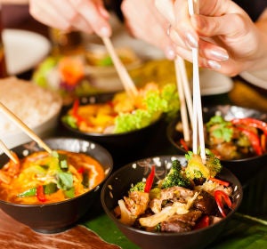 Diferentes platos de comida tailandesa Diferentes platos de comida tailandesa