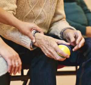 Ayuda a un anciano Ayuda a un anciano