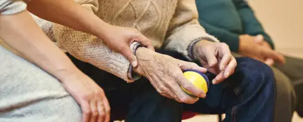 Ayuda a un anciano Ayuda a un anciano