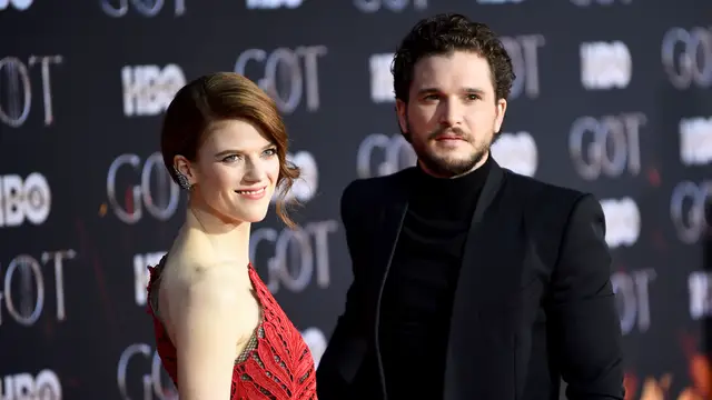 Kit Harington (Jon Snow), y Rose Leslie (Ygritte), en la premiere final de 'Juego de Tronos'