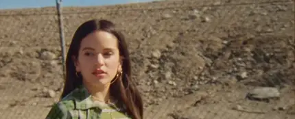 Rosalía en el videoclip de Barefoot in the Park Rosalía en el videoclip de Barefoot in the Park