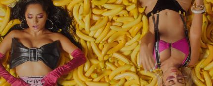 Becky G y Anitta en el v&iacute;deo de 'Banana'