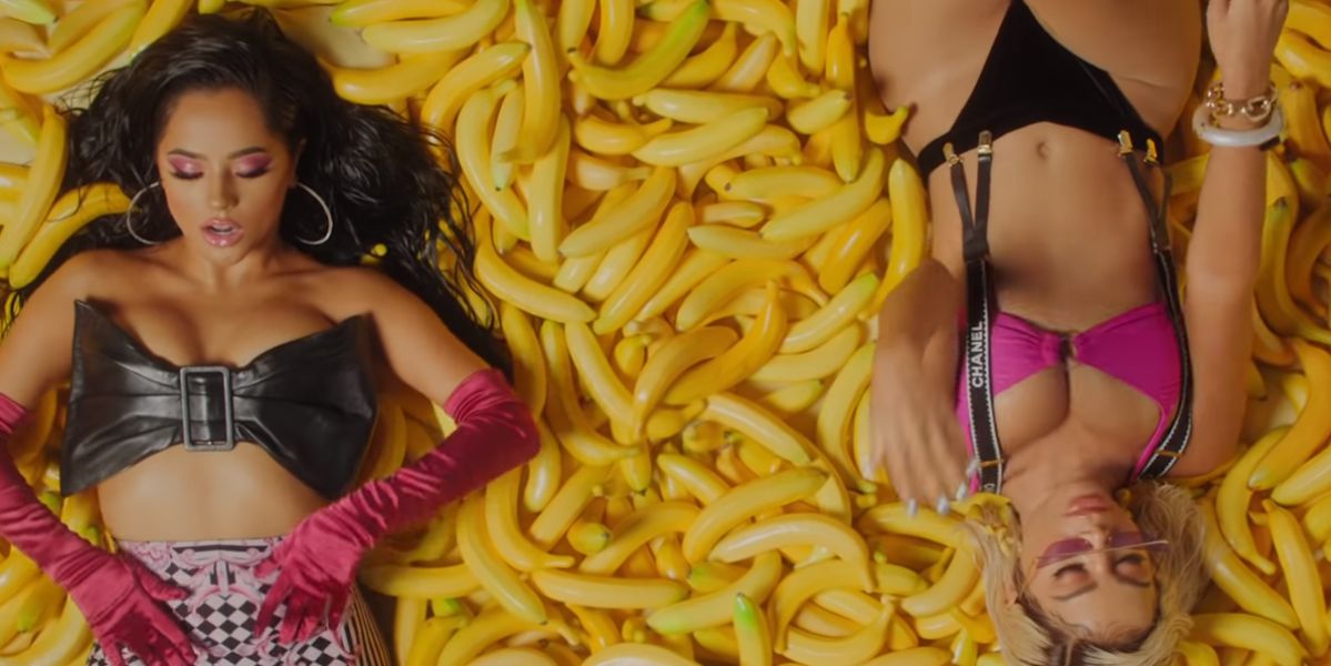 Becky G y Anitta en el vídeo de 'Banana'