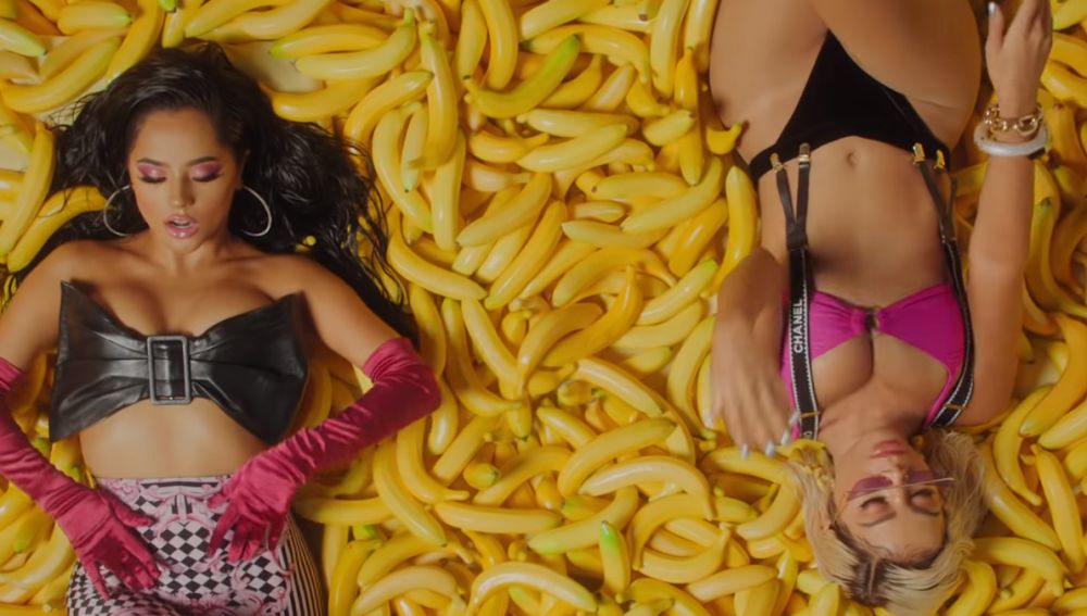 Becky G y Anitta en el vídeo de 'Banana'