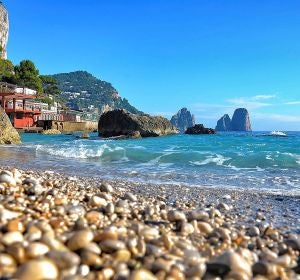 Vista de una playa en la isla de Capri, al sur de Nápoles. Vista de una playa en la isla de Capri, al sur de Nápoles.